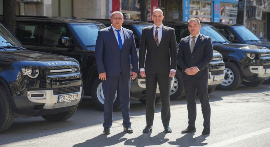 Дарението включва 7 автомобила Land Rover New Defender,  2 дрона, 60 термовизионни камери.