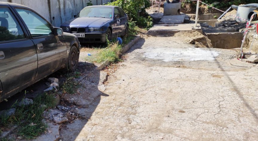 Сигнал от Русе: Разбит път, преминаването е истинско изпитание