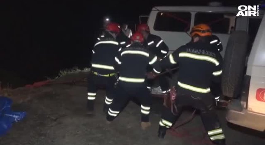 Бус падна в 80-метрова пропаст в Грузия, 17 души загинаха