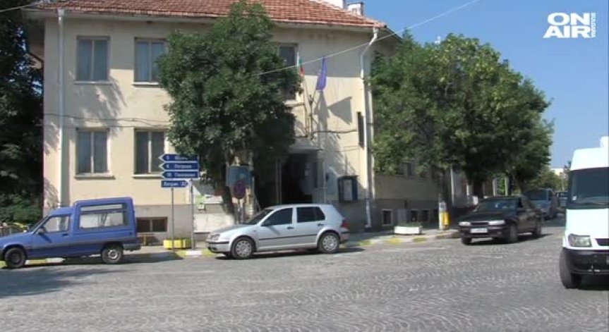 Крадци опитаха да задигнат банкомат от полицейско управление