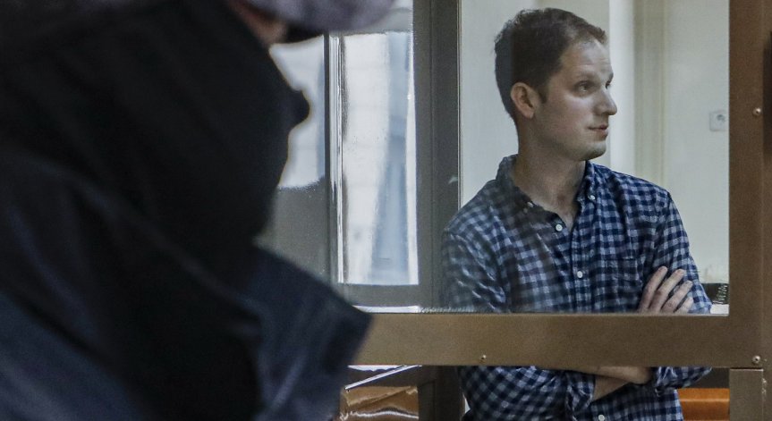 Изолиран в стъклена кабина: Журналистът Гершкович обжалва в руския съд