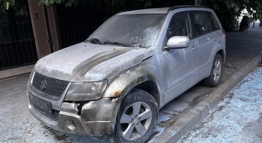 Запалиха автомобили на българското посолство в Скопие (СНИМКИ)