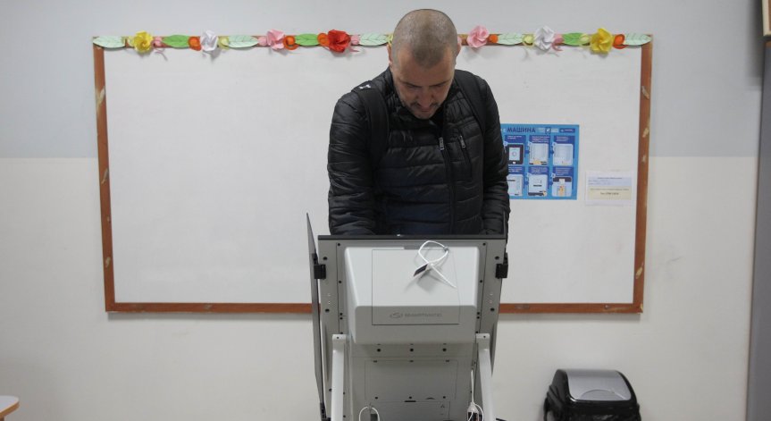 Арестите за купуване на вот продължават, син на кандидат за НС помагал на избиратели да гласуват