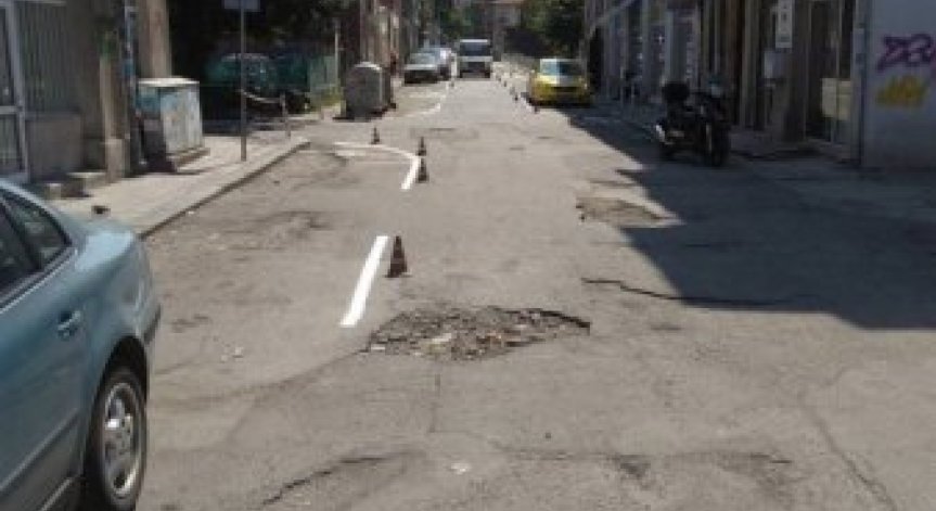 Да има паркоместа е важно, дупките по пътя - като им дойде времето!