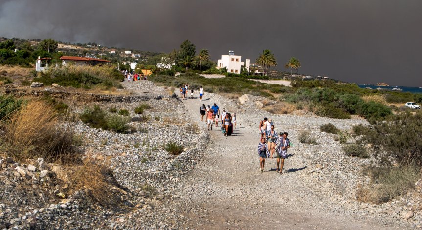 Безпрецедентно - евакуираха 30 000 заради горските пожари в Родос