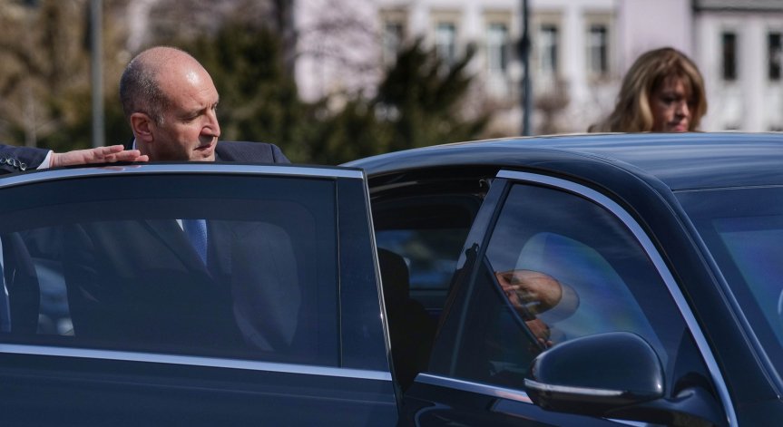 ДБ посочи с пръст Румен Радев.