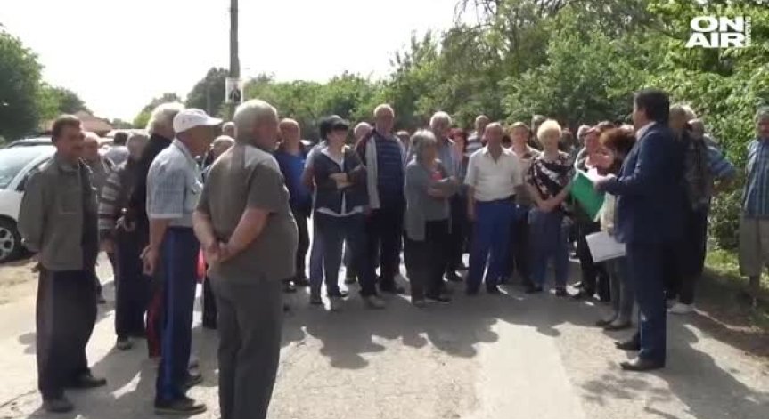 В знак на протест: Жители на пловдивското Церетелево блокираха път, пети месец нямат вода