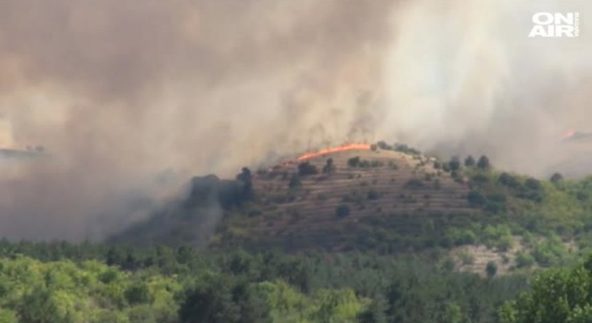 Продължава битката на огнеборците с пожара край Изворище