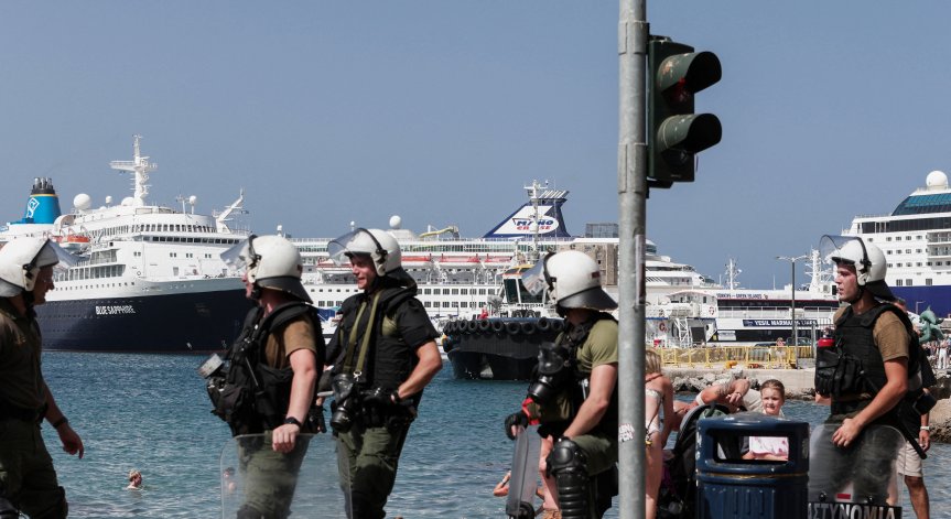 Непълнолетното момиче е било локализирано от хеликоптера на гръцката брегова охрана.