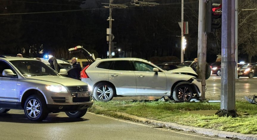 Тежка катастрофа: Шофьор обърка светофара и се блъсна челно в София