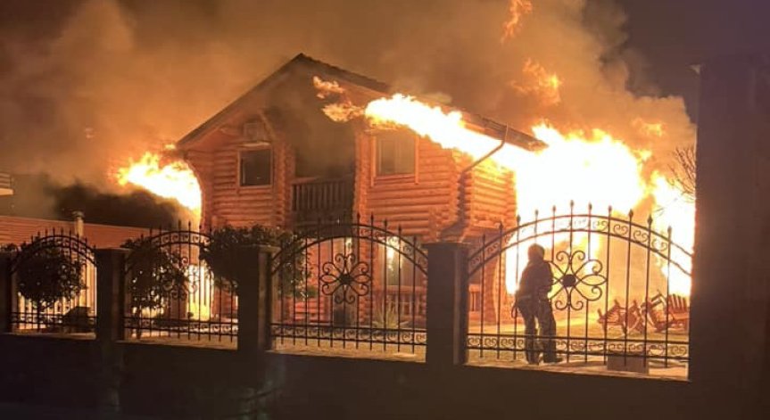 На място са пристигнали екипи на пожарната от Ловеч и Троян.