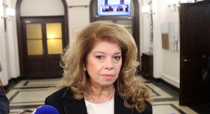 Йотова: Управляващите няма да допуснат дискусия за референдума и еврото