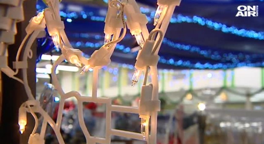 Безопасна ли е коледната украса по магазините?