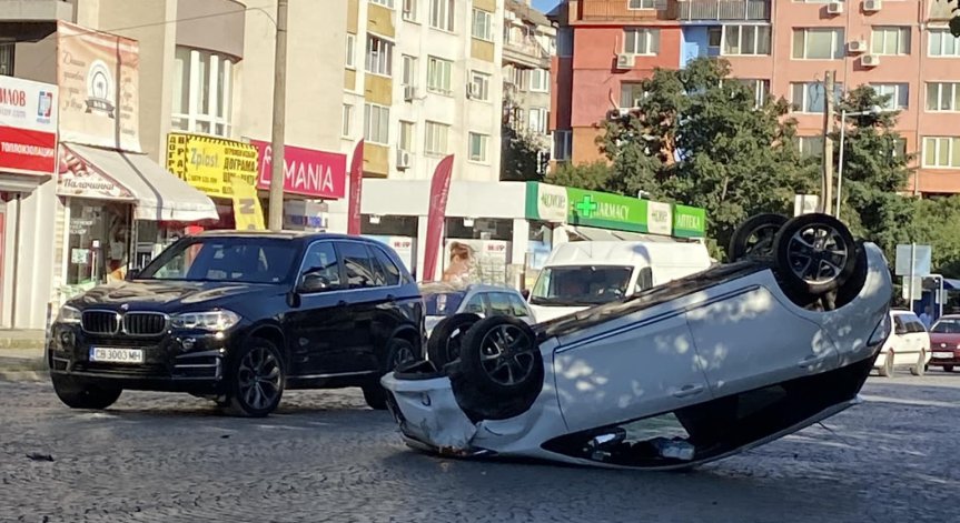 Кола се обърна по таван на столичен булевард