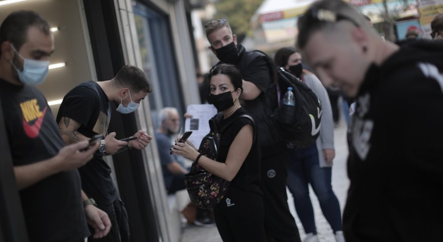 Гърция обяви бум на Ковид-19 заради туристите по островите