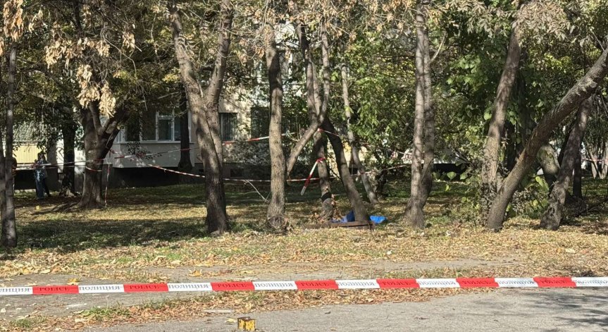 Задържан за убийството е 41-годишен мъж.