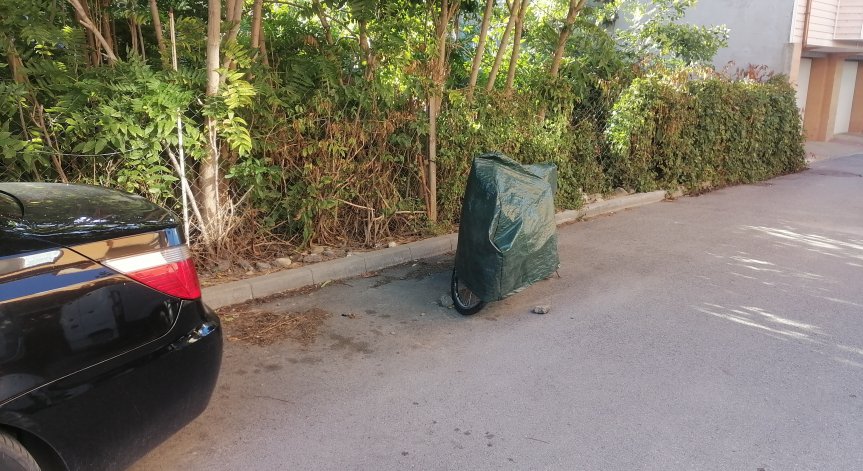 С покривало, халка и верига: Велосипед пази паркомястото, когато автомобилът отсъства