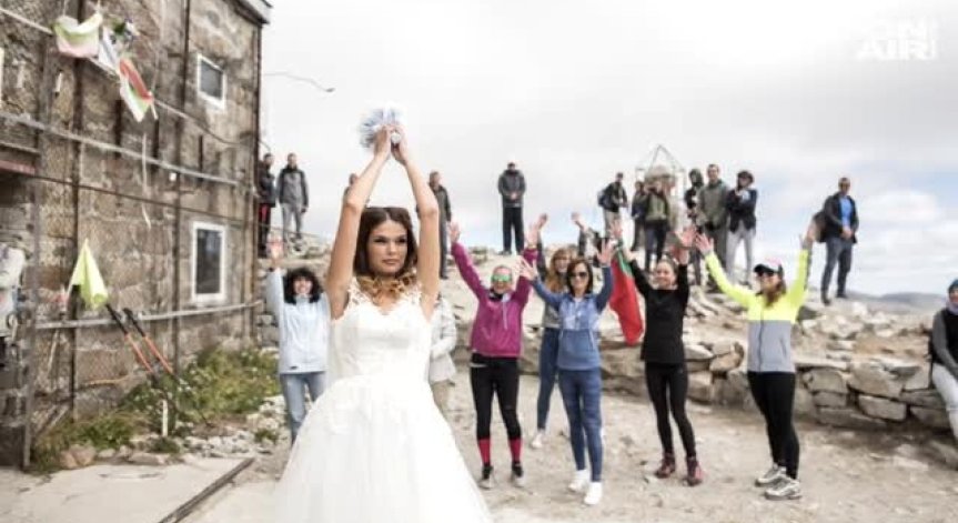 Връх Мусала се превърна в декор за сватбена фотосесия