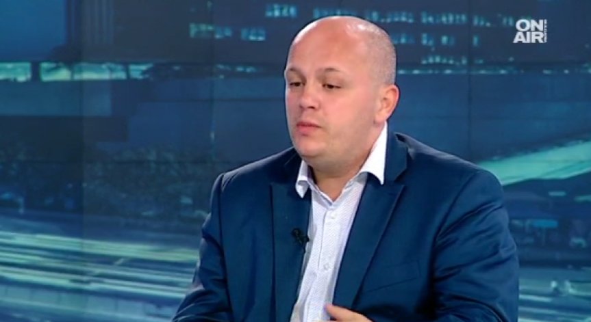 СЕМ е нелегитимен в присъствието на Бетина Жотева , категоричен е журналист