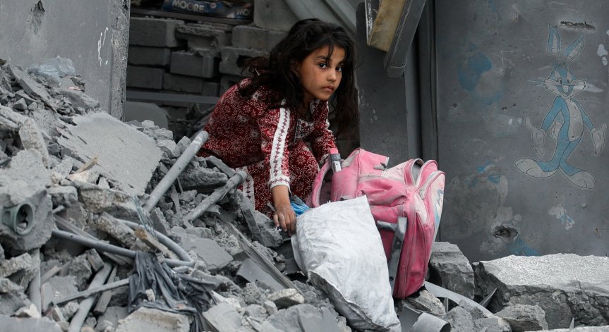 Острият недостиг на храна и вода заплашва живота на хиляди.