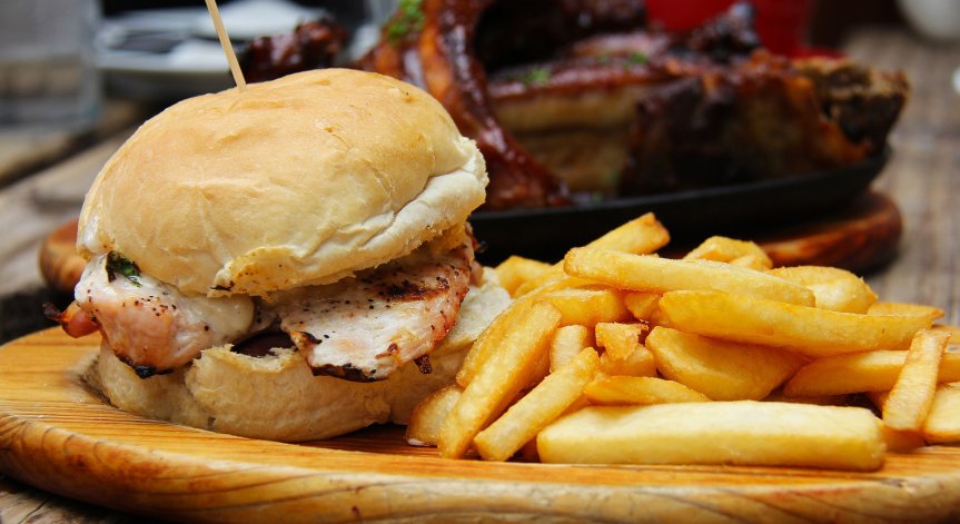 Изследване: Зърнените закуски, чипсът и бургерите причиняват рак