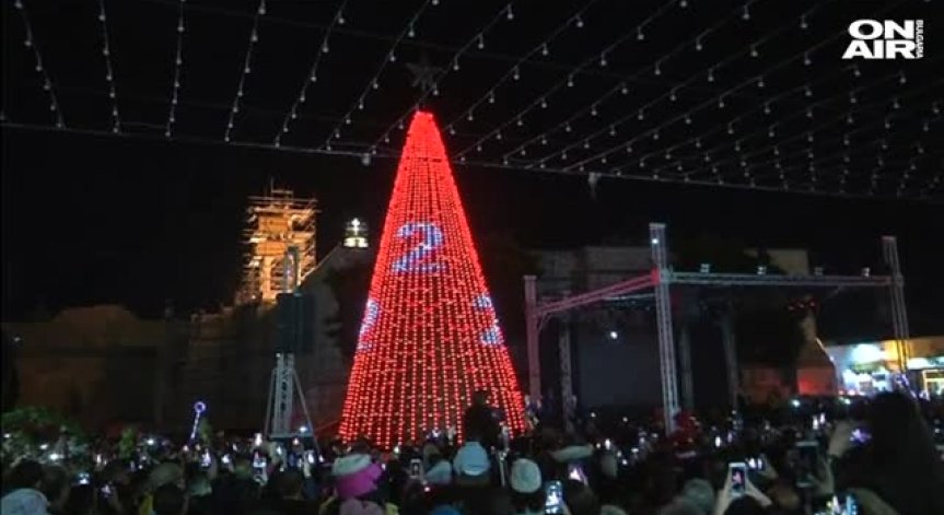 Коледната атмосфера завладя света