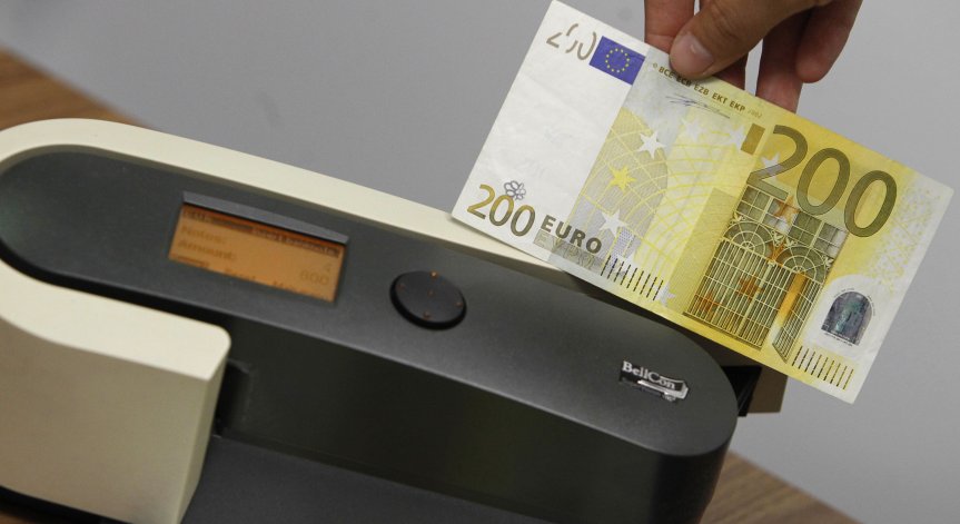 Експерти обясняват как ще се закръгляват възнагражденията в евро.