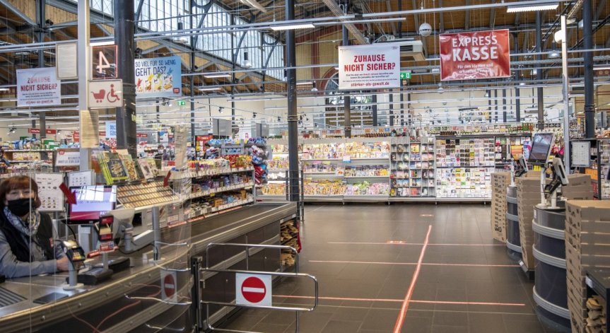 Два пъти по-голям е шансът да се заразим в магазина спрямо театъра