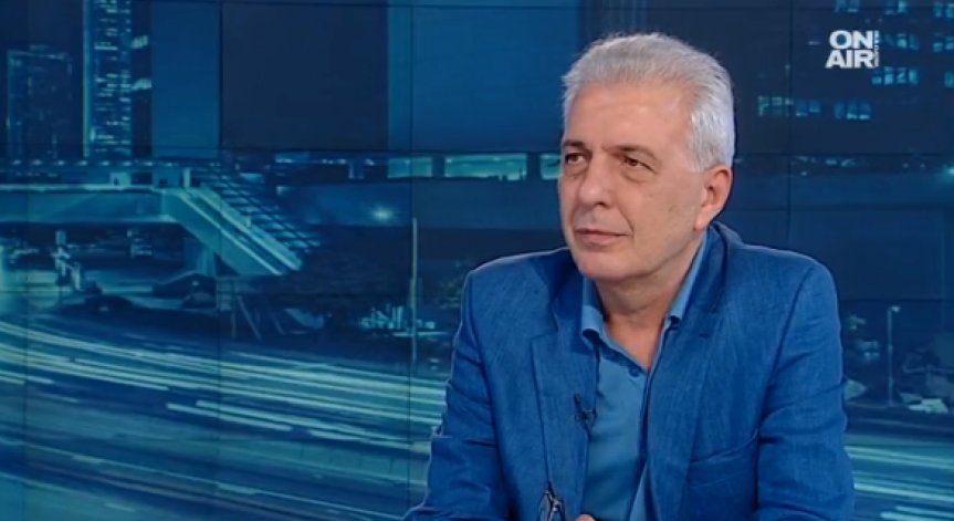 Писателят Димитър Недков за политиката: Беше бутафорно лято, идва фарсова есен!