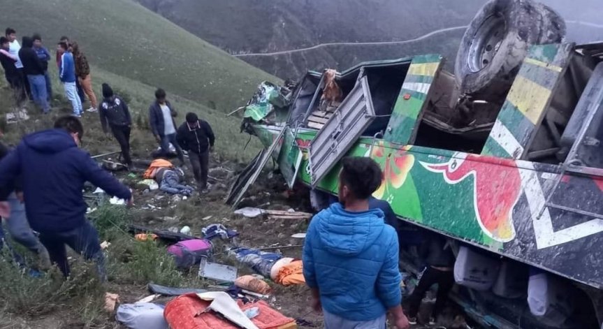 Автобус падна в пропаст в Перу, четирима туристи загинаха