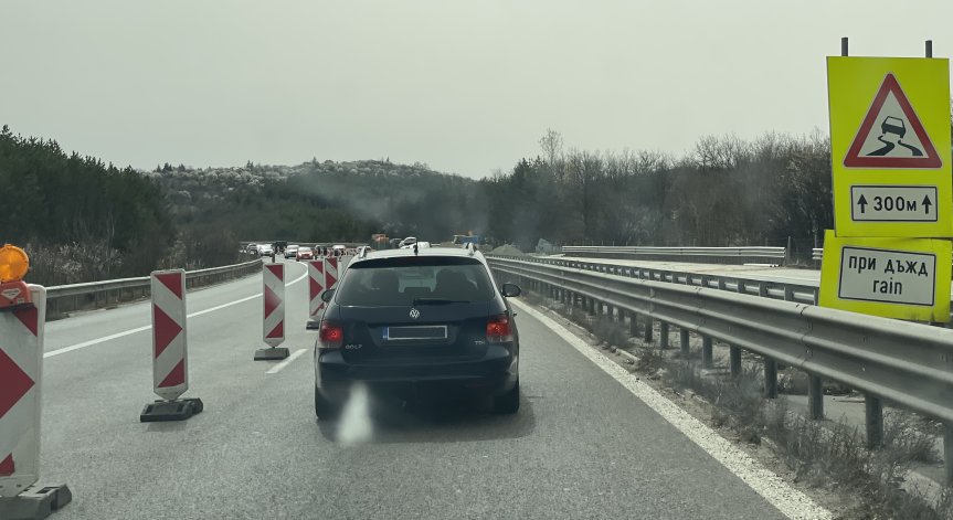 Шофьорите да пътуват внимателно.