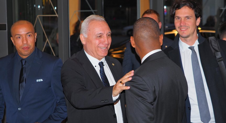 Камата става първият и единствен засега българин, който печели най-престижното индивидуално отличие.