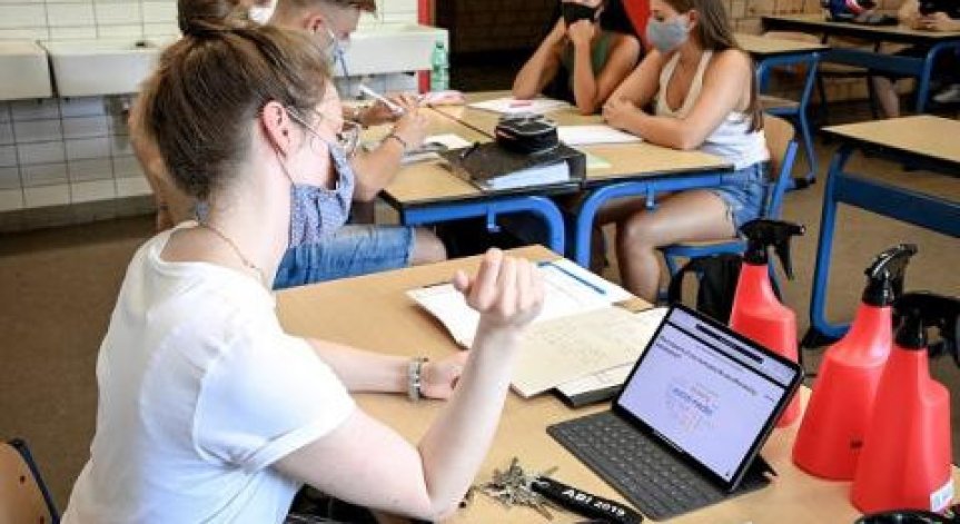 Учениците над 12 г. в Шотландия започват задължително да носят маски