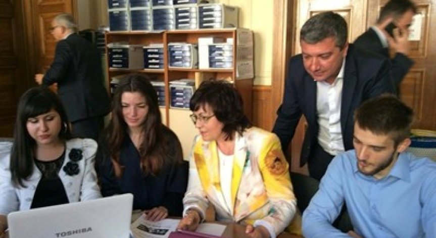 Студенти на стаж в НС, Нинова ги обучава