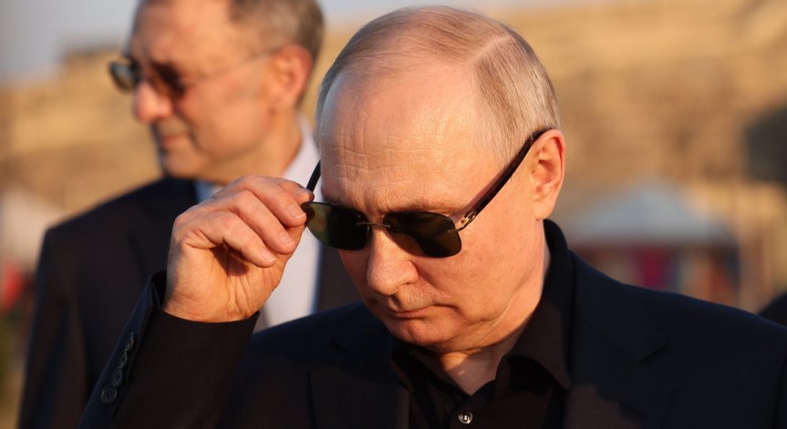 По време на служба се е налагало да си ляга въоръжен.
