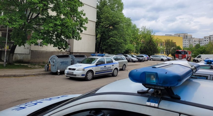 Бивш затворник се барикадира в дома си в София, хвърля газови бутилки, печки, телевизор