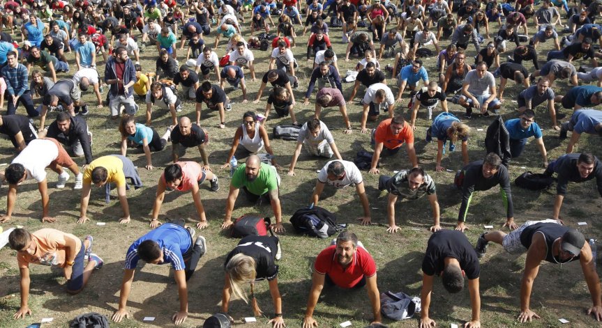 Ентусиасти се събраха накуп, за да подобрят световния рекорд за лицеви опори