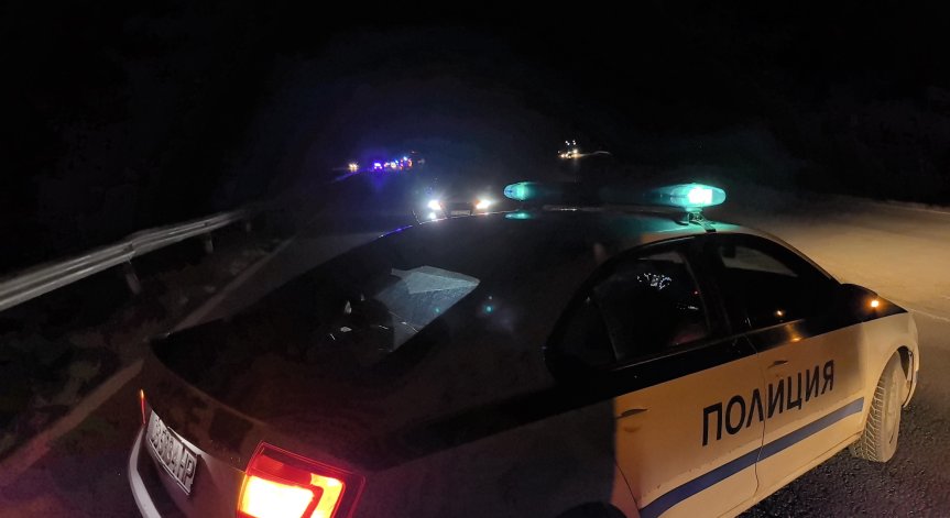 Автомобил е излязъл от пътя.