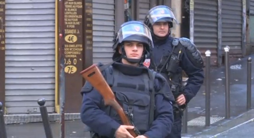 Мъж с бомба бе убит от полицията в Париж