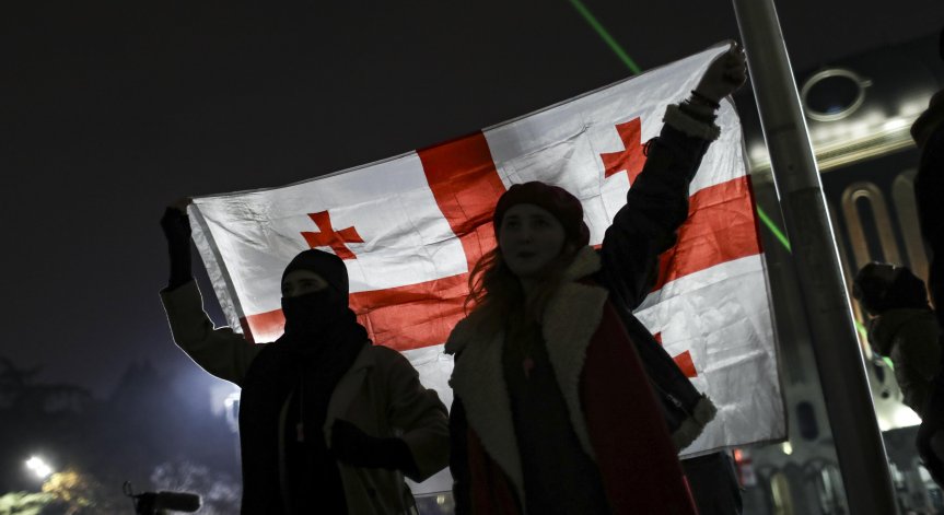 Хиляди хора блокираха днес пространството пред парламента.