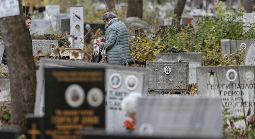 Мъж поругава гробове в София, хванаха го след година