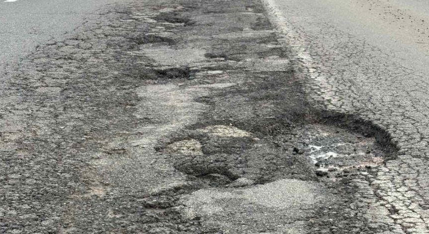 Пътища като от лунен пейзаж.