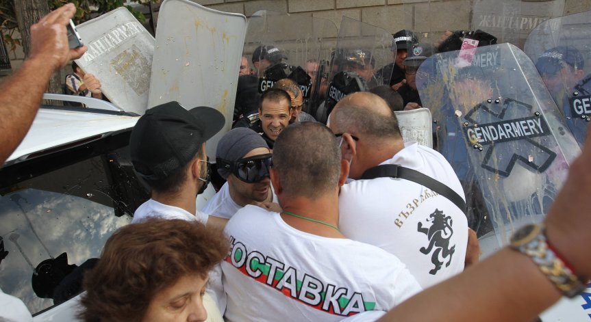 Политолози: Борисов ще опита да остане на власт, няма логика за оставка