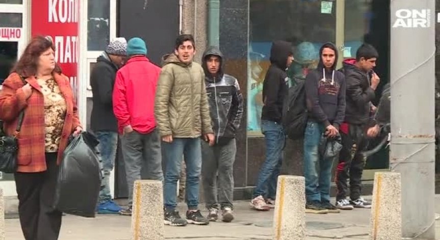 Спипаха 53-ма нелегални мигранти в камион на 