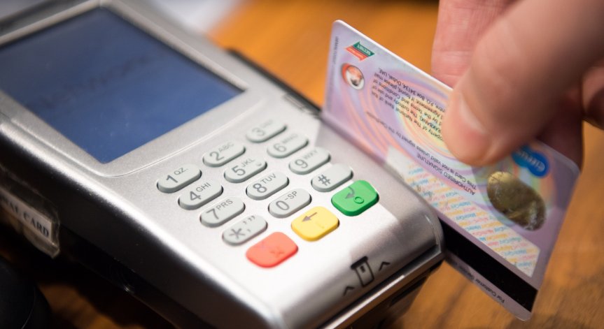 Възрастна жена пазарува с изгубената дебитна карта на ученик от Пазарджик