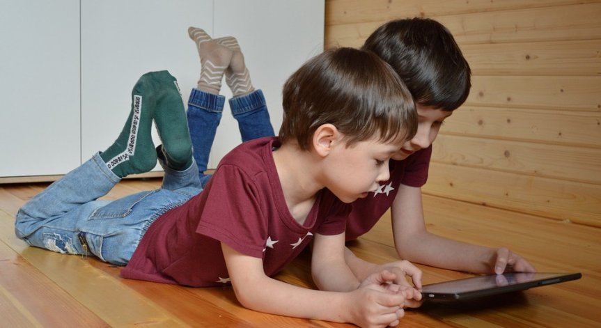 Децата, които прекарват много време пред екраните, имат мозъчни нарушения