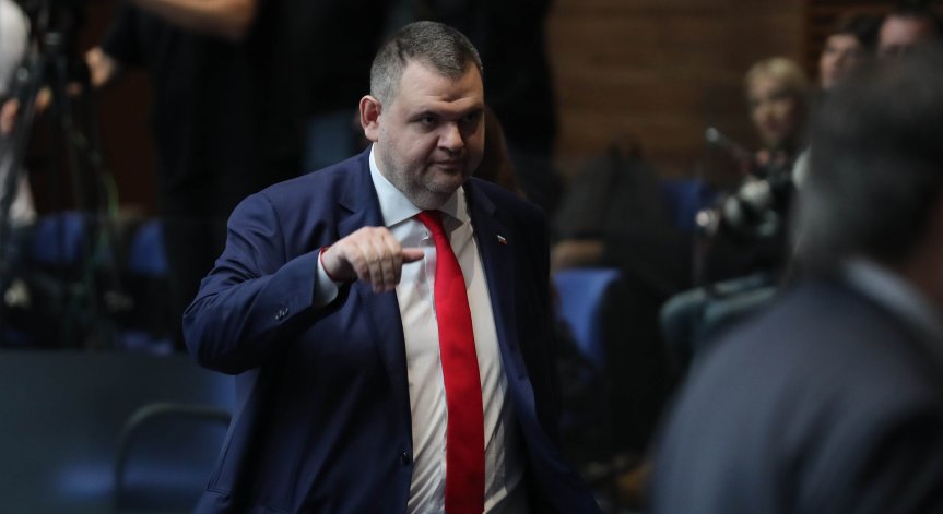 Пеевски поиска отговори.