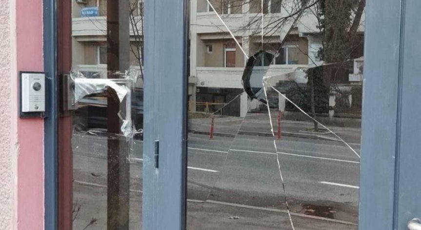 Арестуваха 54-годишен мъж за нападението над българското посолство в Скопие