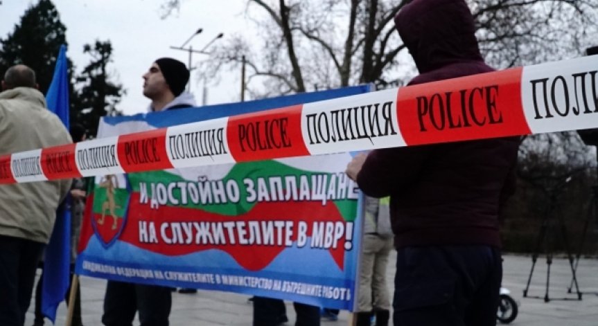 След допълнително отпуснатите 100 млн. лв. полицаите спират протестите