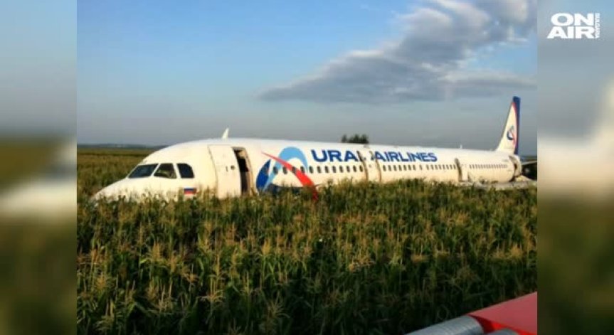 Руски пътнически самолет кацна аварийно в поле до Москва
